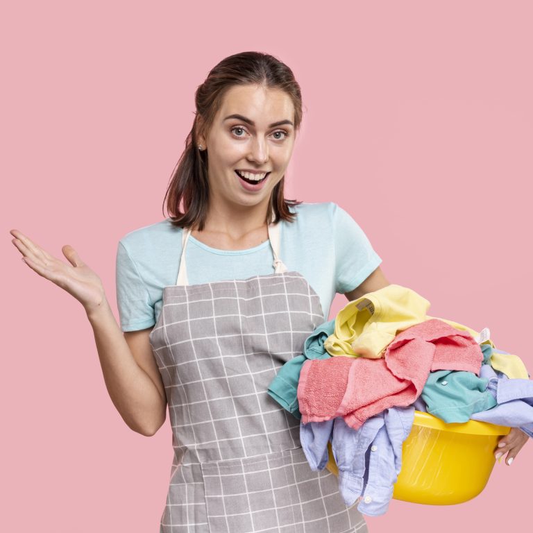 medium-shot-smiley-woman-with-apron